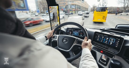 BIGtruck Mercedes chauffeur in cabine (960 x 640) BIGtruck Mercedes chauffeur in cabine (960 x 640)